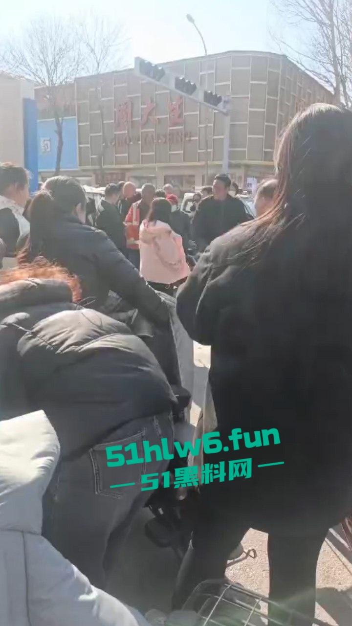 邯郸成安骚妇一年未吃荤聊骚出轨，多次偷吃死不悔改被老公当街破口大骂。-2