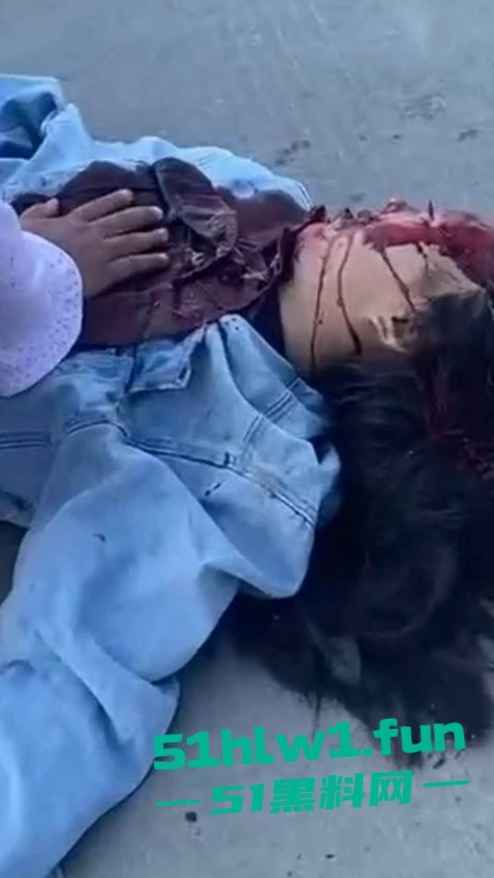 缅甸发生严重车祸 据悉是园区管理员木姐 骑电瓶车出门时 被飞速行驶的面包车撞飞 这就是恶有恶报?-5