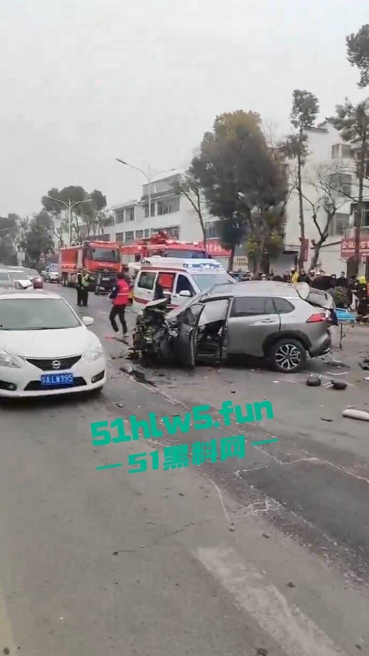 江苏镇江重大车祸,一辆纯电SUV逆行撞上对面轿车造成三人死亡,肇事司机抢救后并无生命危险。-1