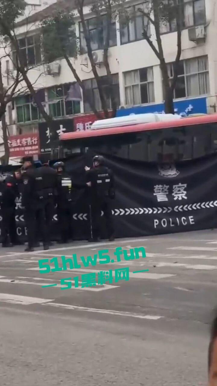 江苏镇江重大车祸,一辆纯电SUV逆行撞上对面轿车造成三人死亡,肇事司机抢救后并无生命危险。-4