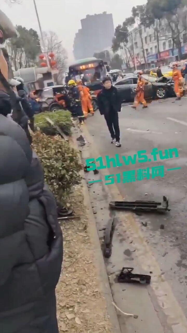 江苏镇江重大车祸,一辆纯电SUV逆行撞上对面轿车造成三人死亡,肇事司机抢救后并无生命危险。-6