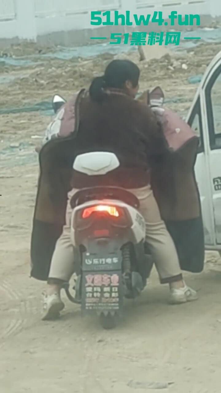 户外老头乐车震偷拍!50岁卖淫大娘拉着大爷激情野战,还得是你大爷啊这风流程度丝毫不减当年!-3