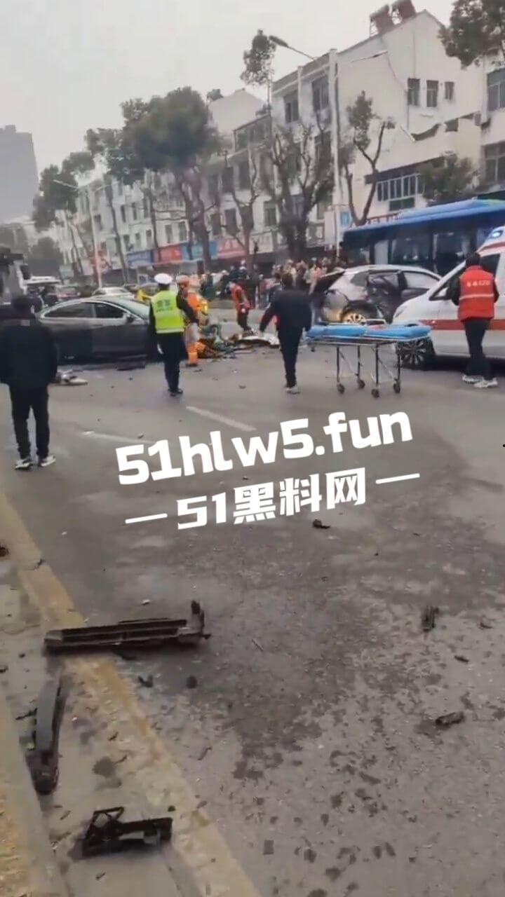 江苏镇江重大车祸,一辆纯电SUV逆行撞上对面轿车造成三人死亡,肇事司机抢救后并无生命危险。-8
