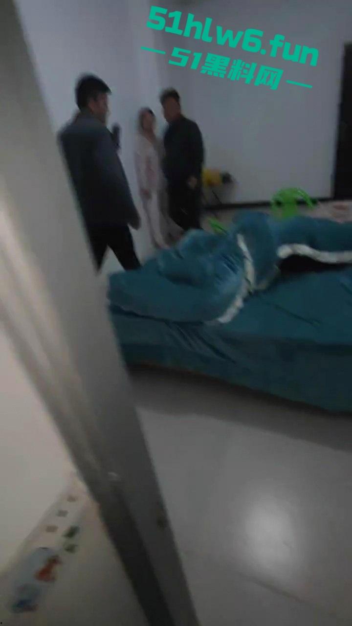 抓奸现场,妻子在外地打工出轨他人,丈夫携兄弟们上门捉奸,情夫竟然藏在床底下?-4