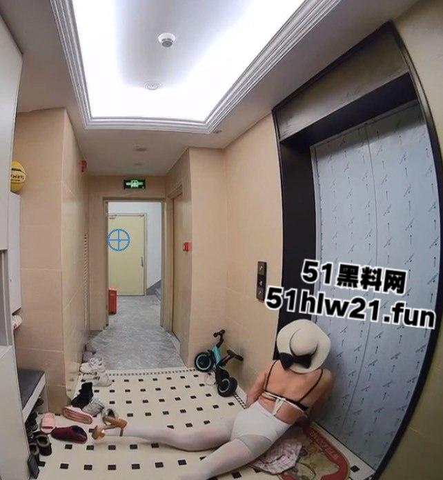 变态男,穿女装尾随女孩回家,在其家门口穿着丝袜摸奶蹭地,打飞机真是辣眼睛。-4