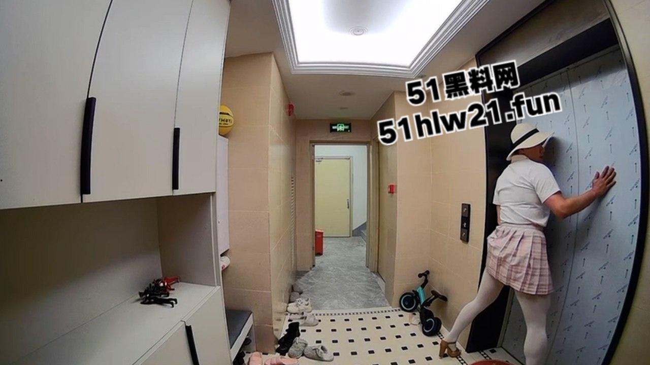 变态男,穿女装尾随女孩回家,在其家门口穿着丝袜摸奶蹭地,打飞机真是辣眼睛。-5