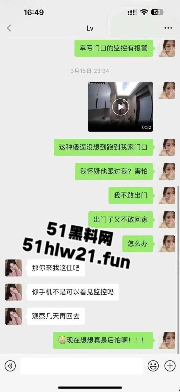 变态男,穿女装尾随女孩回家,在其家门口穿着丝袜摸奶蹭地,打飞机真是辣眼睛。-6