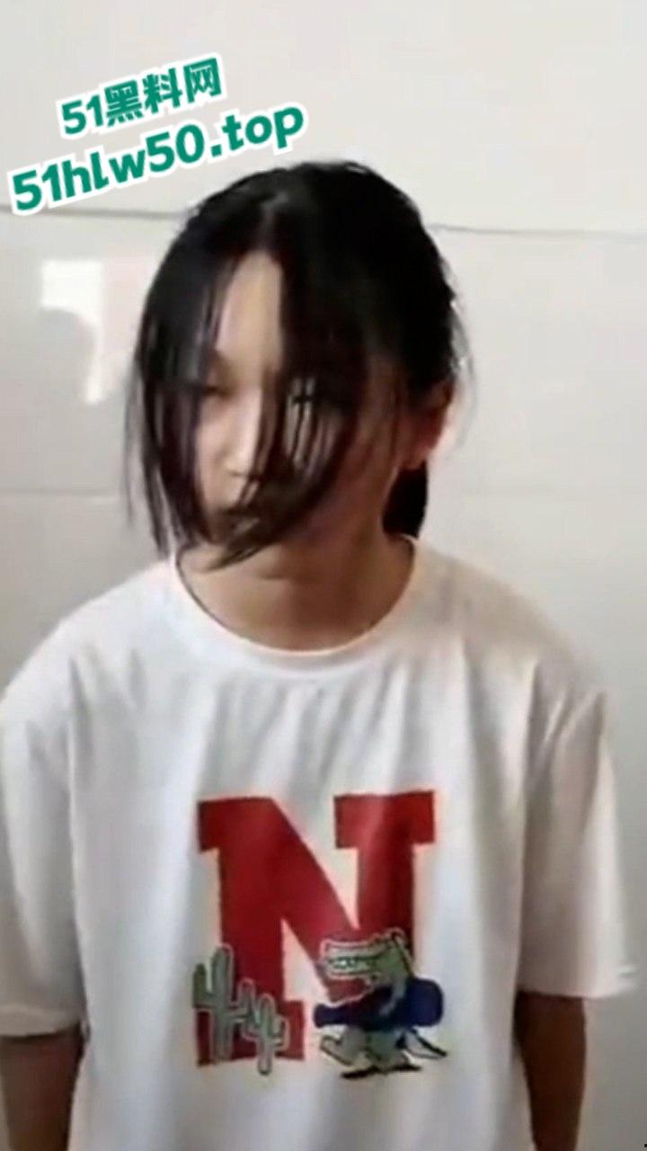 广西小太妹组团霸凌转校生,厕所围堵扇脸脚踹,只因女孩打不哭打得更狠,简单没人性!-1
