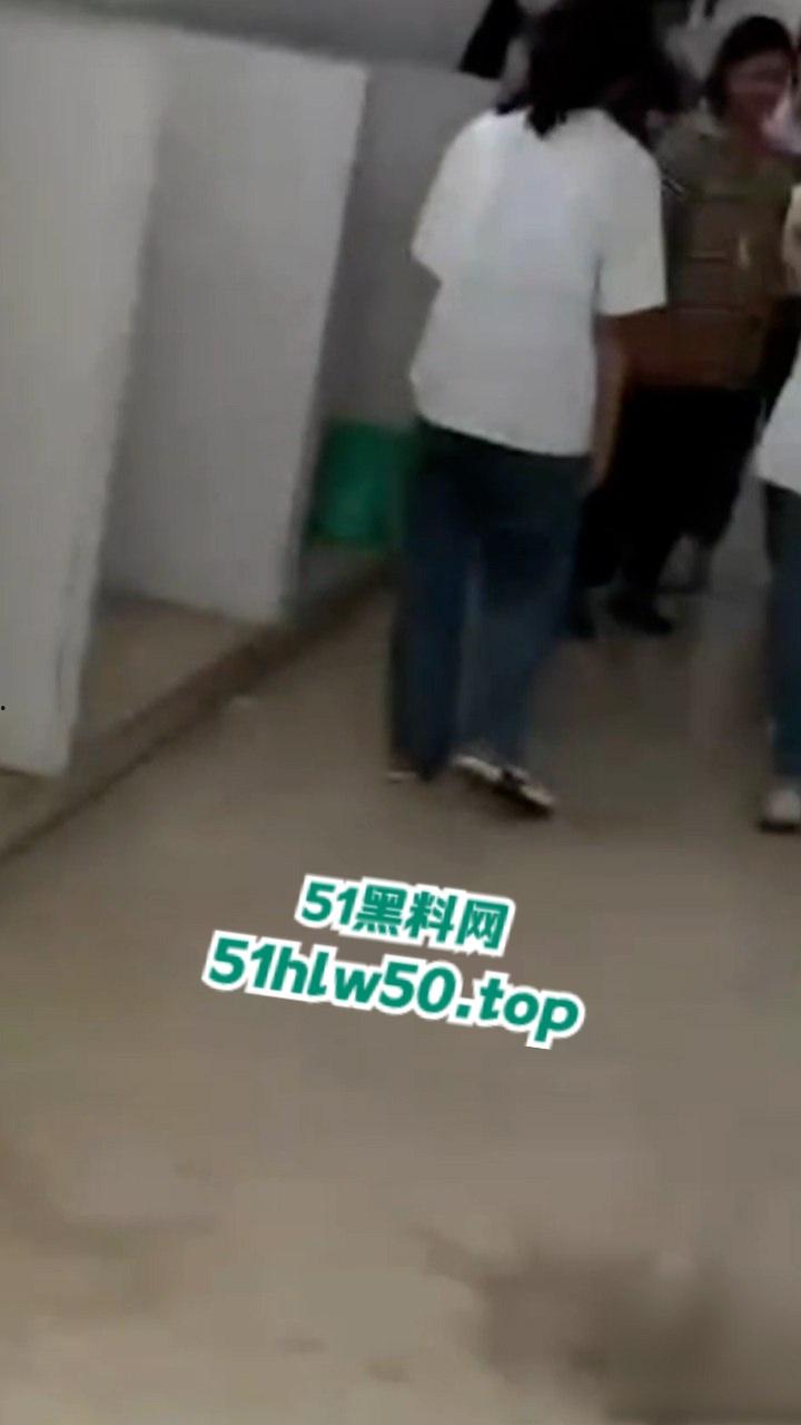 广西小太妹组团霸凌转校生,厕所围堵扇脸脚踹,只因女孩打不哭打得更狠,简单没人性!-3