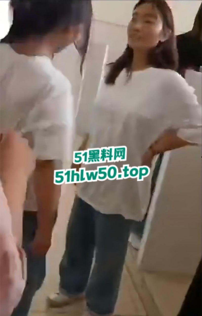 广西小太妹组团霸凌转校生,厕所围堵扇脸脚踹,只因女孩打不哭打得更狠,简单没人性!-4