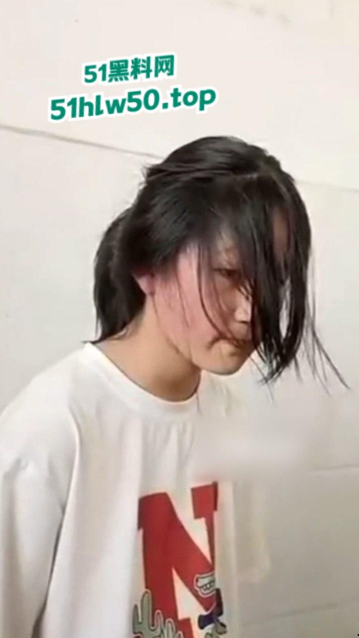 广西小太妹组团霸凌转校生,厕所围堵扇脸脚踹,只因女孩打不哭打得更狠,简单没人性!-5