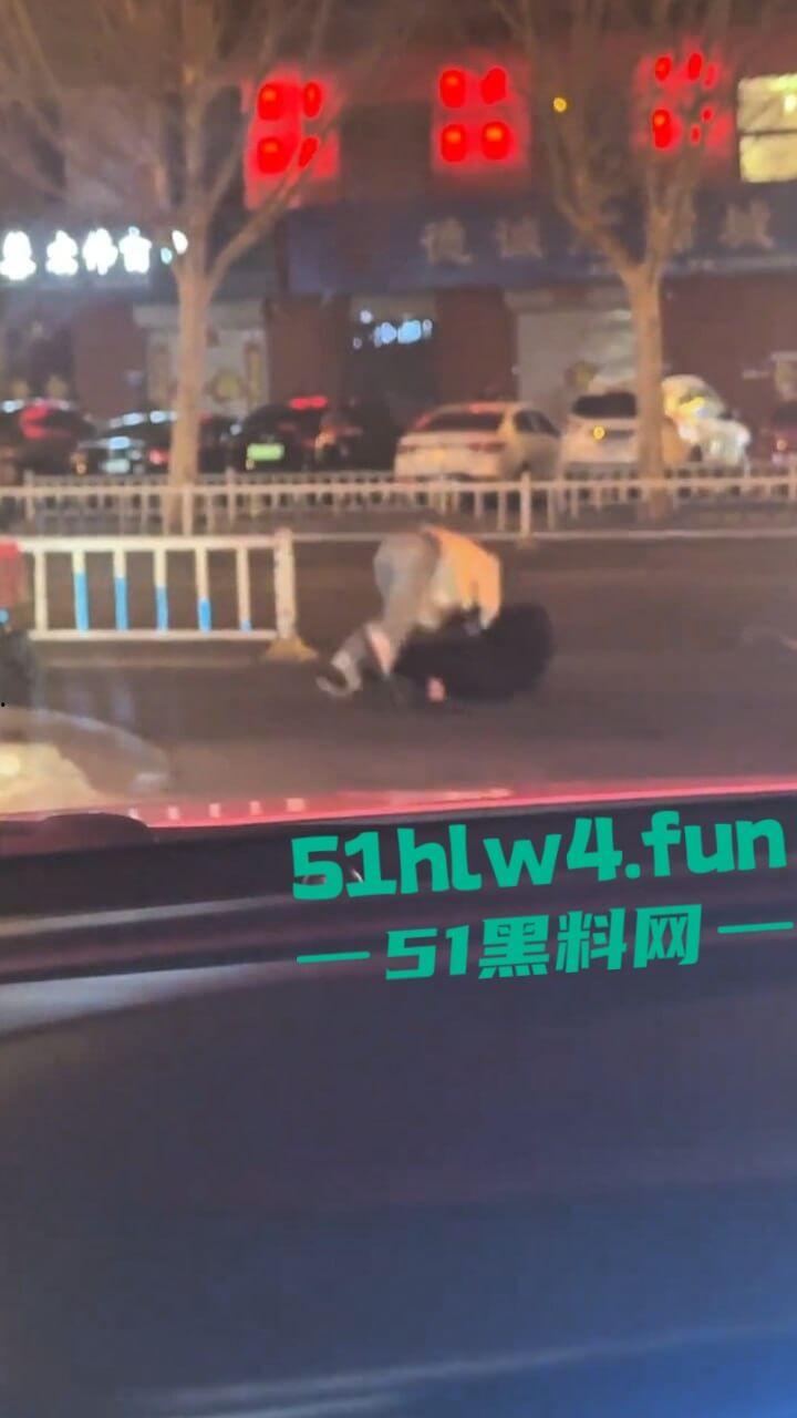 两美女街边对战,拿高跟鞋疯狂打砸据悉是小三被抓,原配暴怒殴打这小三一看就是个嫩妹。-2