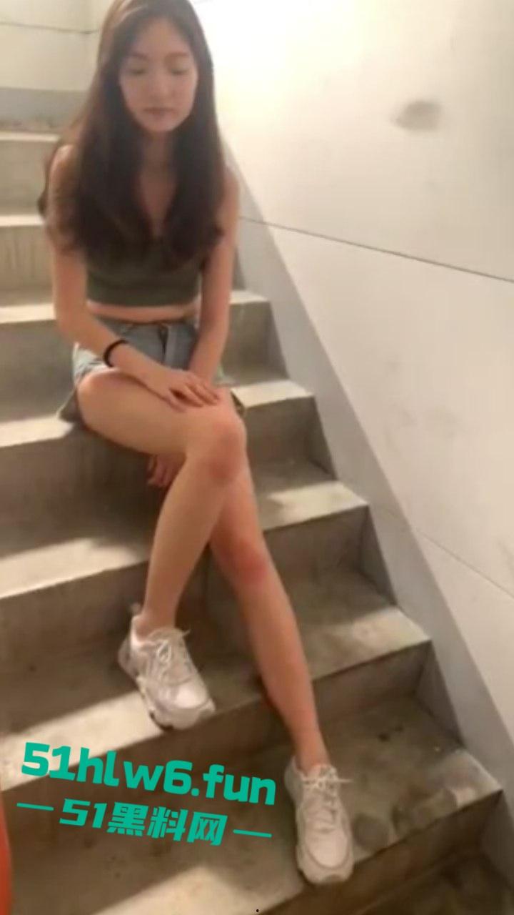 摄影师私拍长腿嫩妹，顶级身材颜值女神逆天大长腿配饱满蜜桃臀，摄影师一边拍照一边打飞机。-3