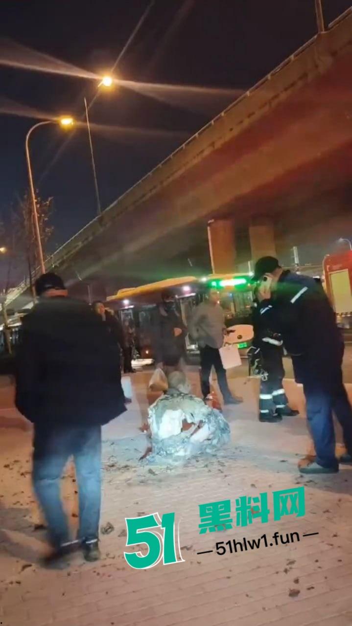 青岛海尔路上演火焰奇葩秀,自焚哥一身火光冲天 想变凤凰结果成了烧鸡?-1