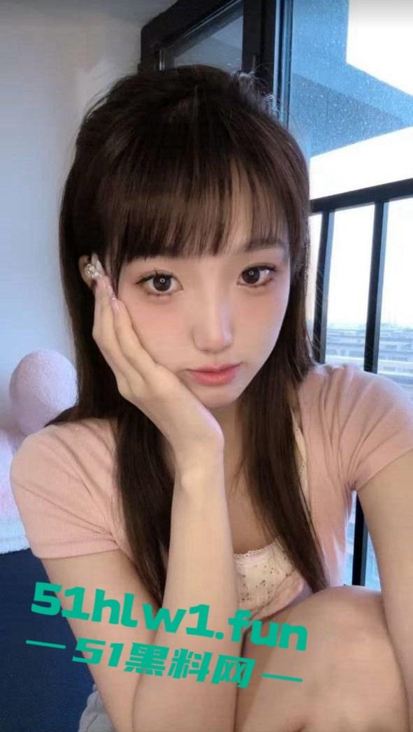 湖南长沙反差女大学生【刘子玥】 soul上撩骚约炮视频裸聊，隔着镜头伸出舌头接网友精液。-1