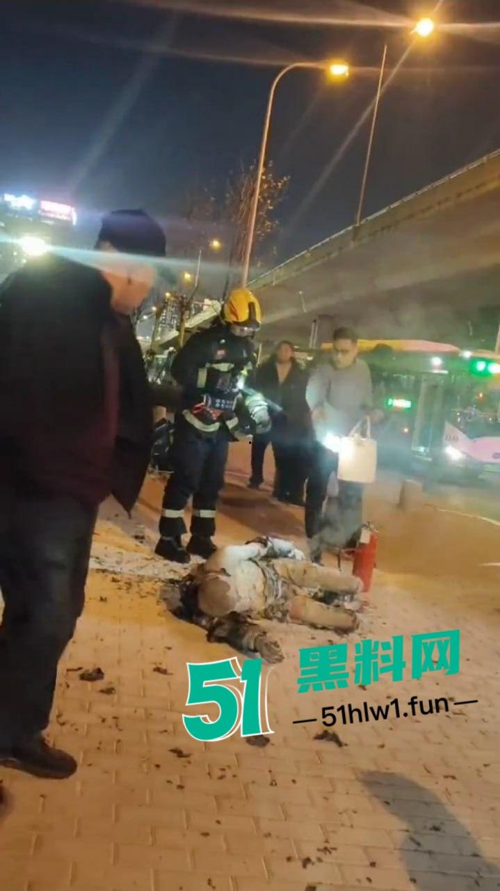 青岛海尔路上演火焰奇葩秀,自焚哥一身火光冲天 想变凤凰结果成了烧鸡?-4