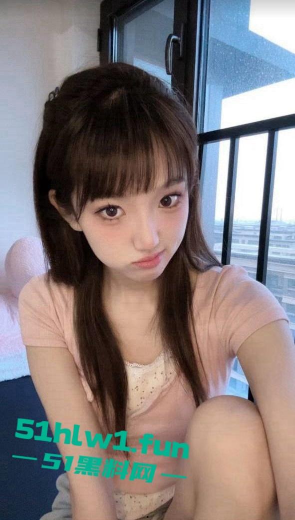 湖南长沙反差女大学生【刘子玥】 soul上撩骚约炮视频裸聊，隔着镜头伸出舌头接网友精液。-4