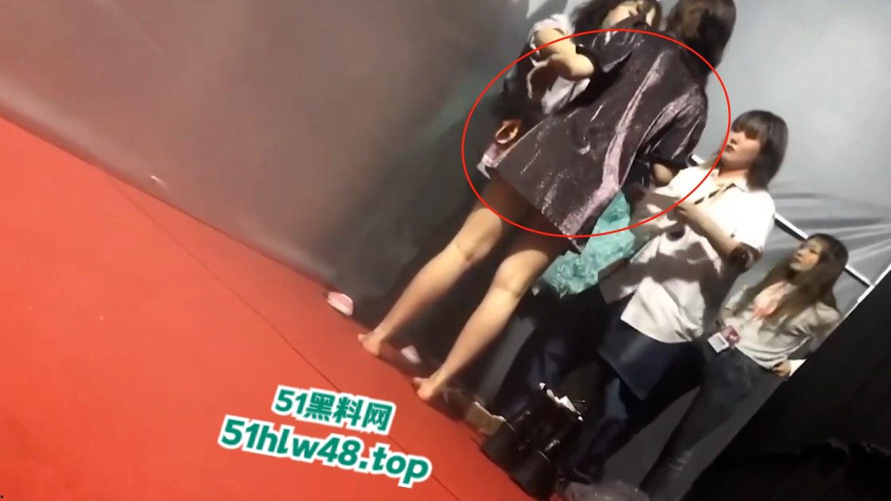 韩女团成员【李承利】后台换衣服被私生饭偷拍,骚奶全露还被同事捏屁股!-4