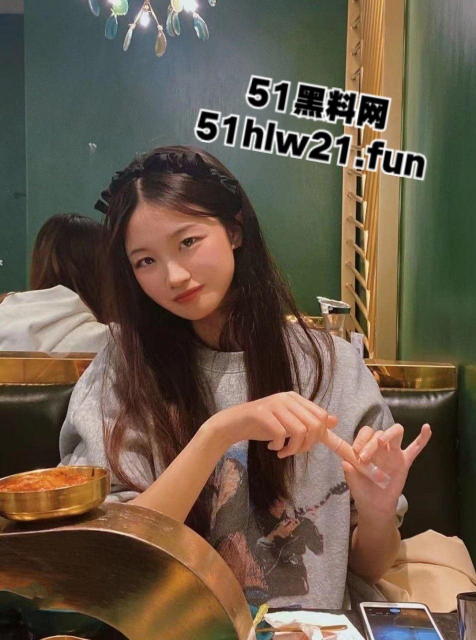 高冷反差女神【李沐子】屌丝面前尤物女神,富二代脚下的淫骚母狗,户外露出当街露奶方向盘下的肉便器。-6