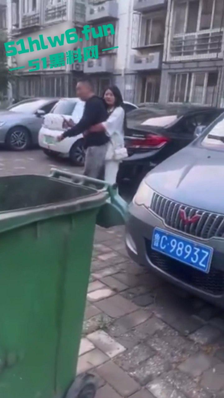 天津砍杀现场，已婚女劈腿偷吃小鲜肉被老公发现，原配愤怒带刀将鲜肉男当街砍杀。-2