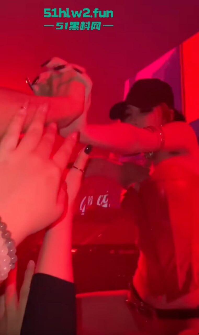 抖音280万粉网红【DJNico爱跳舞】被金主性爆操内射视频流出,衣服和脐钉只能说一模一样实锤无疑!-3