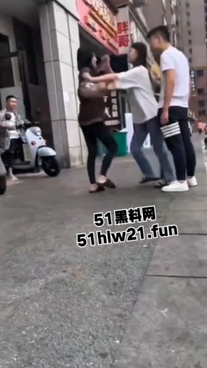 广西精神小妹砍人,俩小美女街头吵架短发妹直接掏出折叠刀,气急之下狂砍对方脸部,估计俩人都不敢装逼了吧!-1