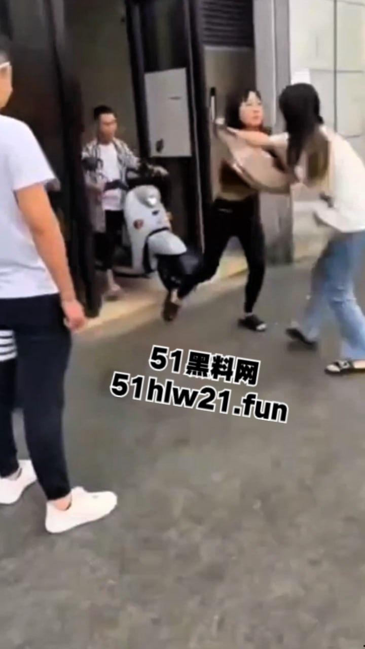 广西精神小妹砍人,俩小美女街头吵架短发妹直接掏出折叠刀,气急之下狂砍对方脸部,估计俩人都不敢装逼了吧!-3