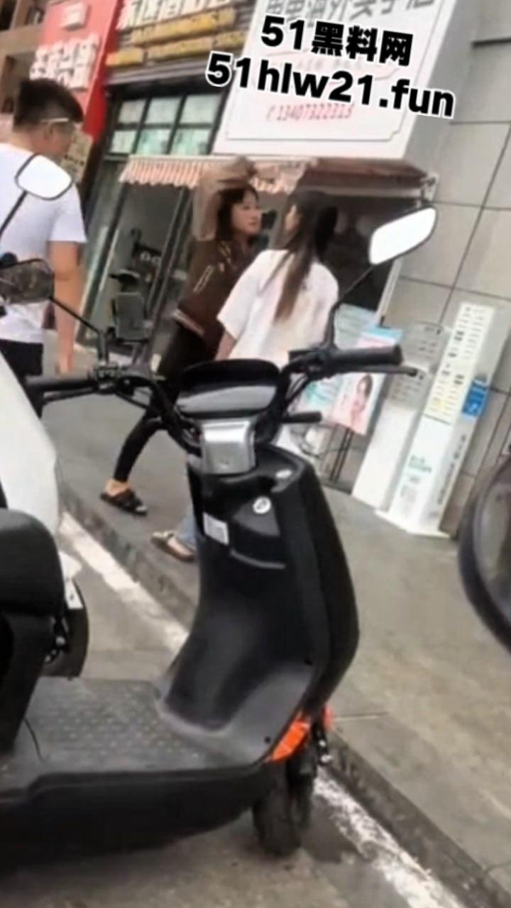 广西精神小妹砍人,俩小美女街头吵架短发妹直接掏出折叠刀,气急之下狂砍对方脸部,估计俩人都不敢装逼了吧!-6