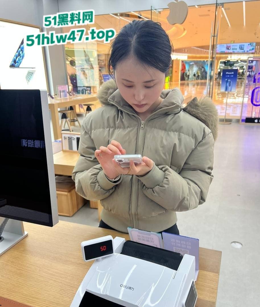 军嫂【任思莹】与亲姐老公暗夜缠绵性爱自拍流出,四川出轨丑闻让人怒不可遏!-4