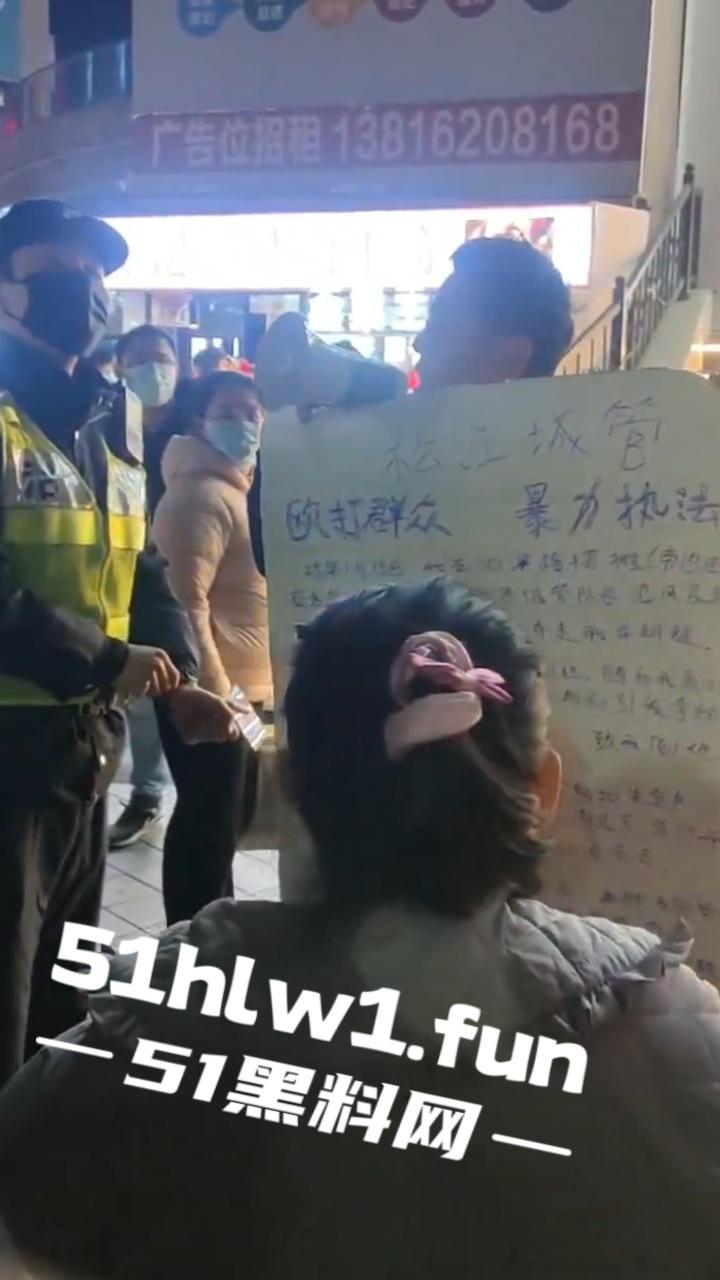 上海松江区，一商贩举牌控诉，当地城管暴力执法，不出具任何手续，扣押上千斤水果，导致腐烂变质血本无归。-3