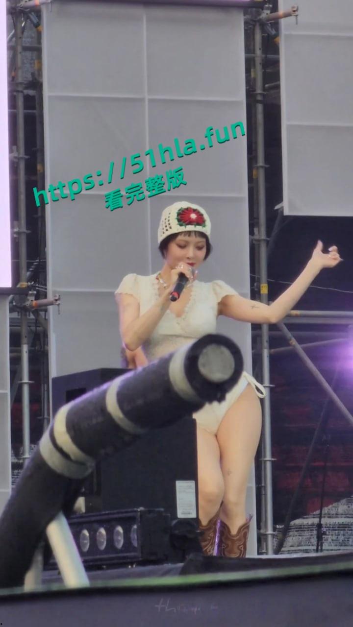 韩国人气明星【泫雅】清凉献唱舞台上火辣热舞,台下观众水枪互动呲水,湿身诱惑性感身躯完美展示!-1