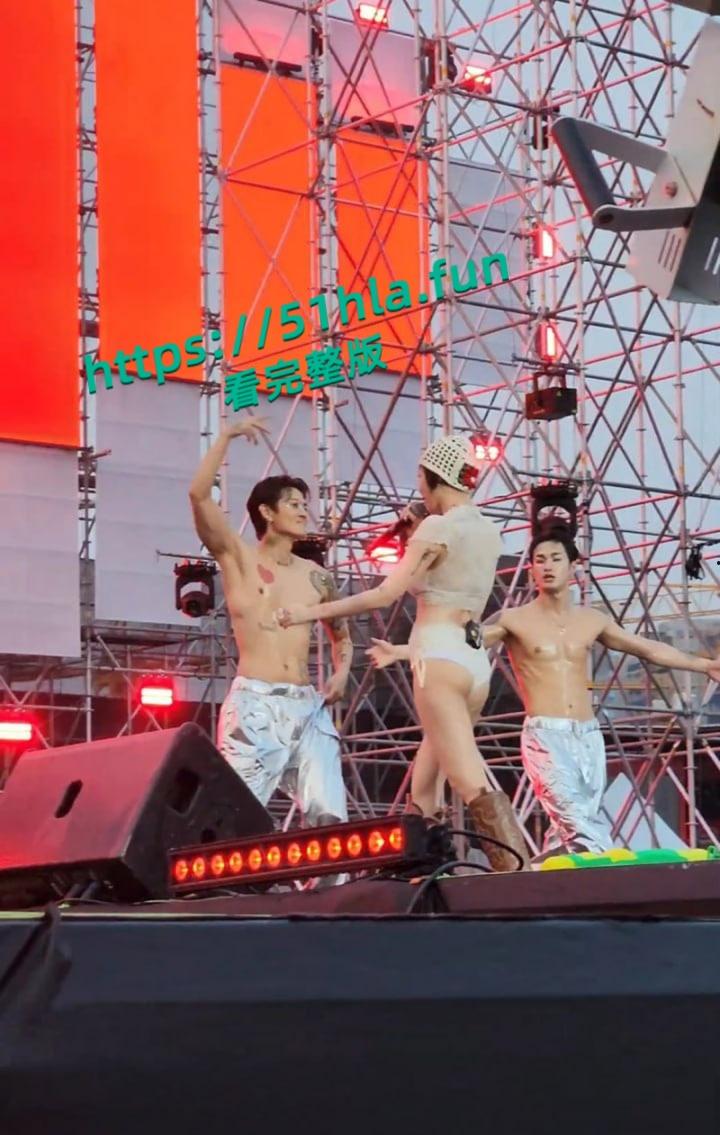 韩国人气明星【泫雅】清凉献唱舞台上火辣热舞,台下观众水枪互动呲水,湿身诱惑性感身躯完美展示!-2