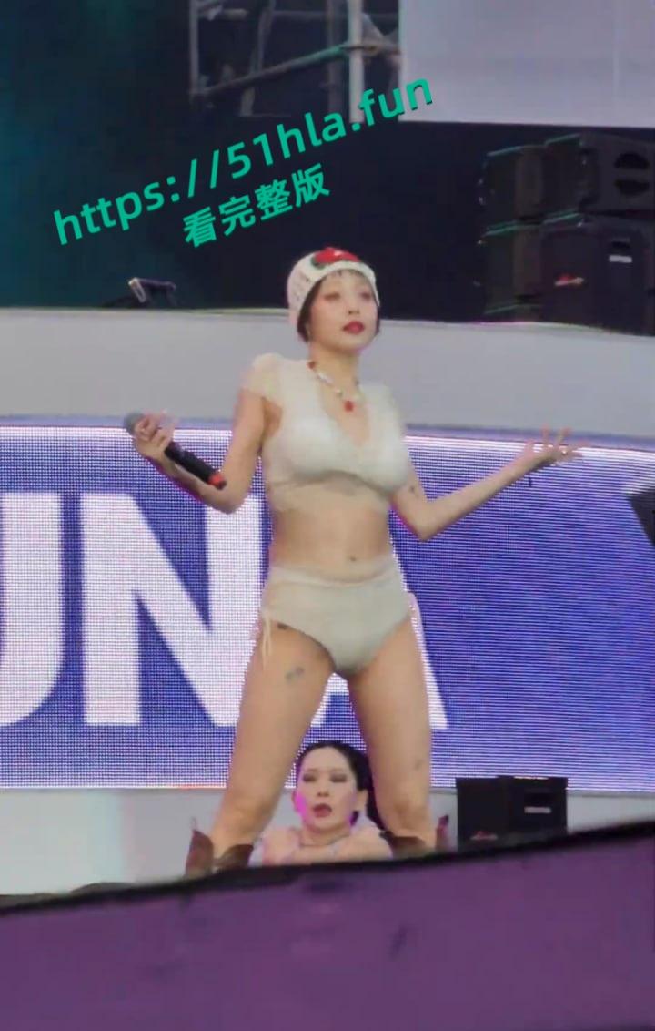 韩国人气明星【泫雅】清凉献唱舞台上火辣热舞,台下观众水枪互动呲水,湿身诱惑性感身躯完美展示!-5