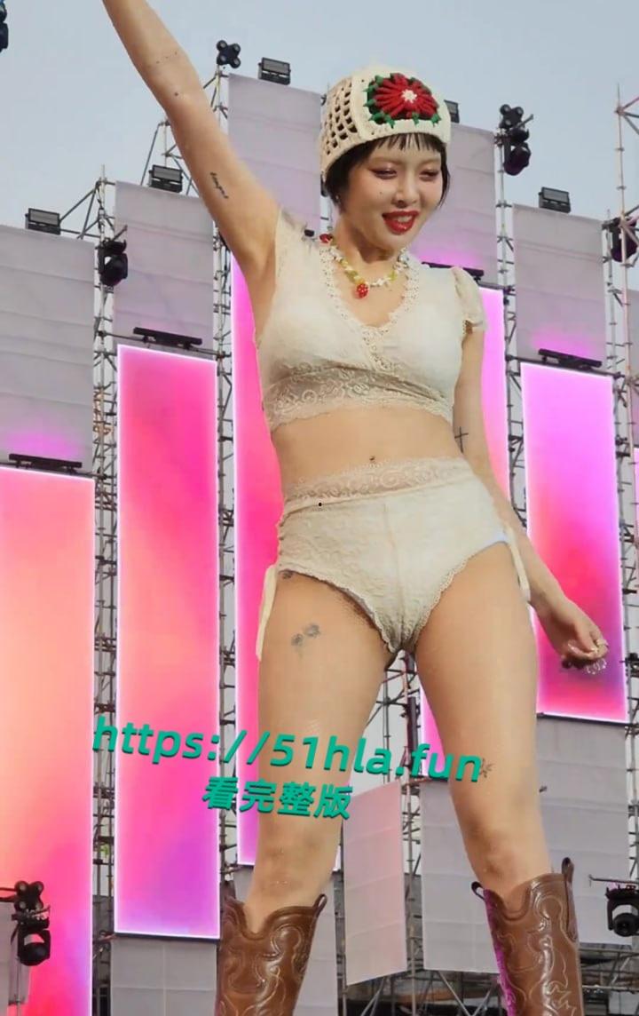 韩国人气明星【泫雅】清凉献唱舞台上火辣热舞,台下观众水枪互动呲水,湿身诱惑性感身躯完美展示!-7