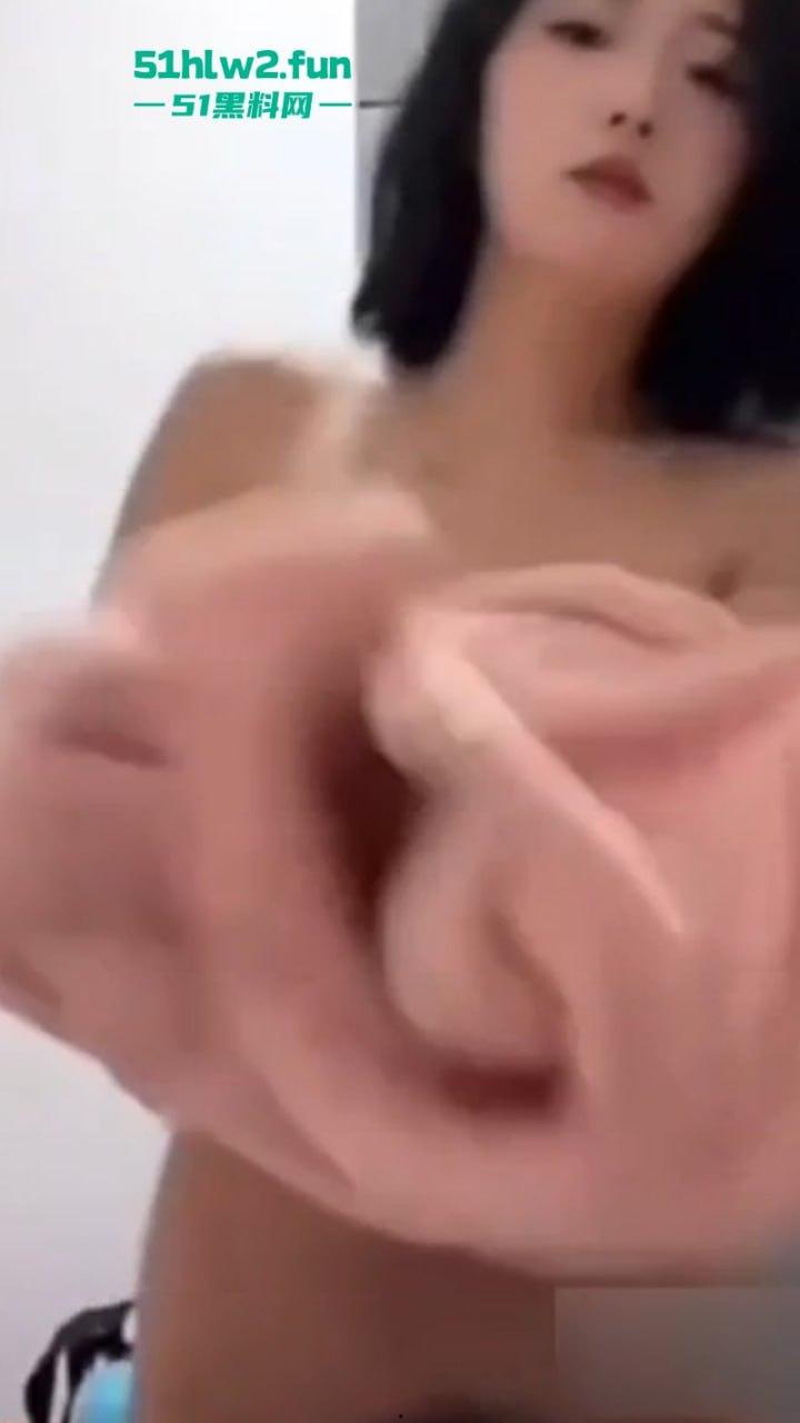 抖音短发骚货主播【恶毒小姨】直播换衣服忘记关闭摄像头,全过程录屏完整版。-3