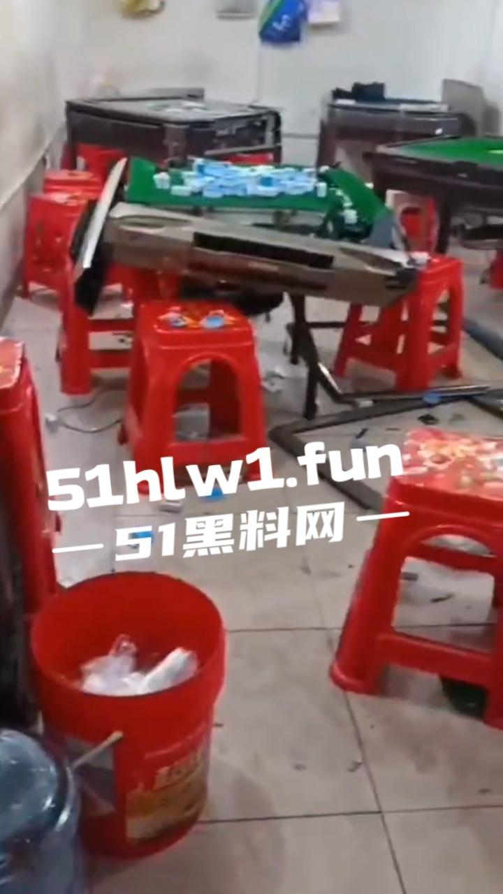臭棋篓子太没牌品！男子打麻将被自摸胡牌 记恨对家没有碰 愤而打砸麻将馆！-6