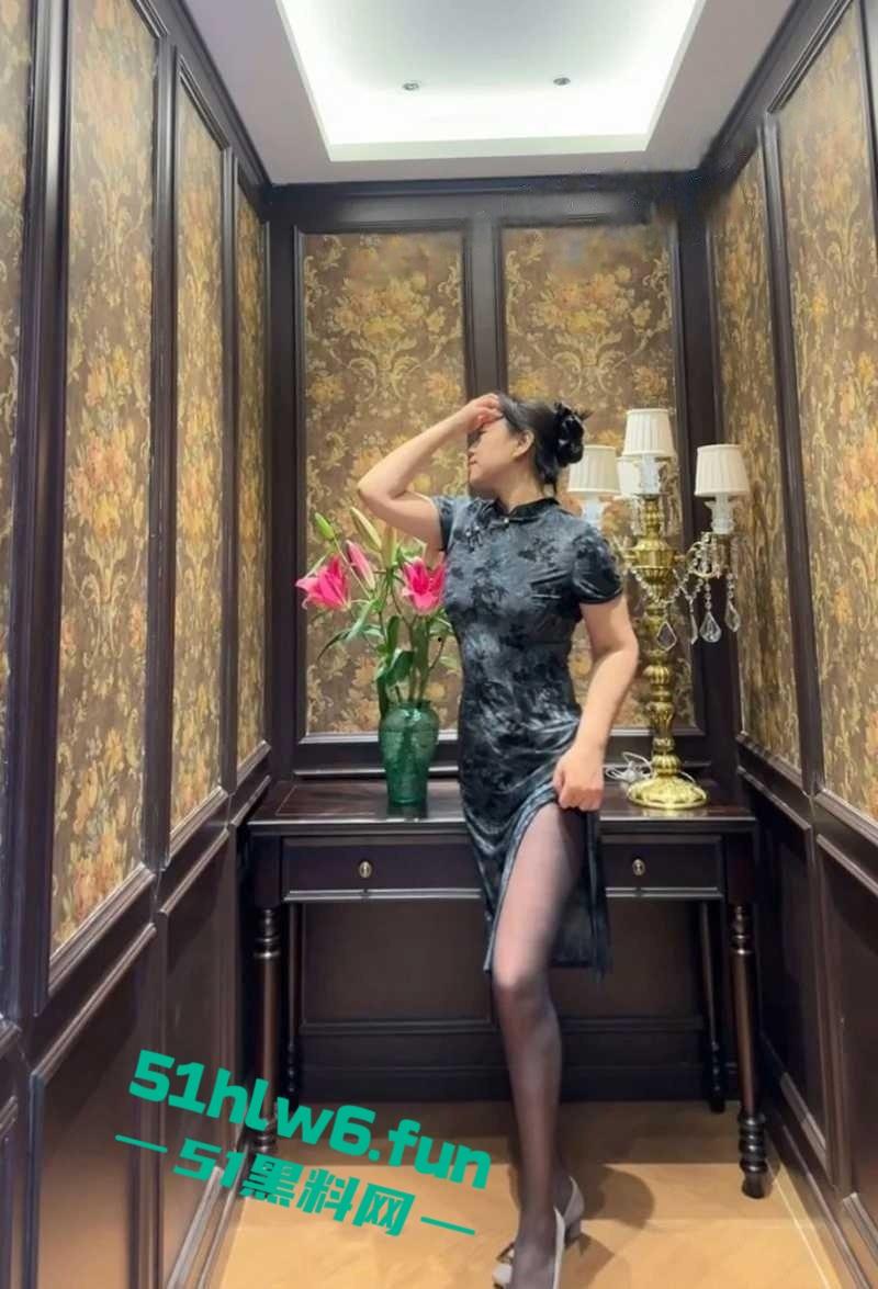 公园大爷光天化日之下露天操鸡,极品熟女奶大逼紧上位骑乘全自动,大爷吃得可真好!-3