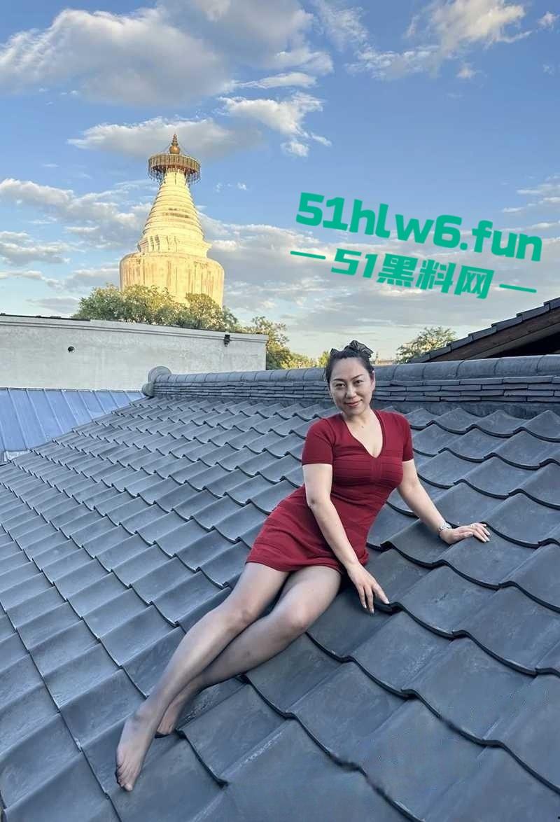 公园大爷光天化日之下露天操鸡,极品熟女奶大逼紧上位骑乘全自动,大爷吃得可真好!-4