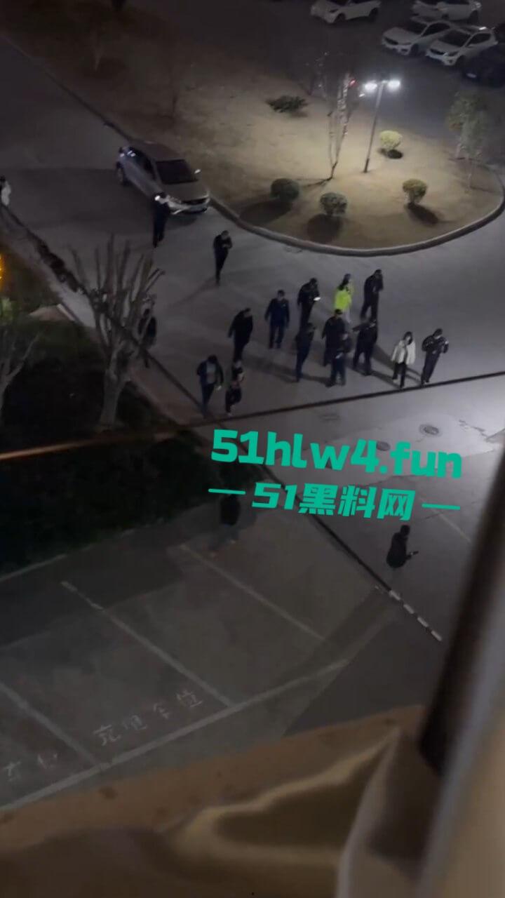 吉利学院杀人事件，女学生遭遇猥亵推搡中持刀将男子捅死，女孩已经被特警带走。-5