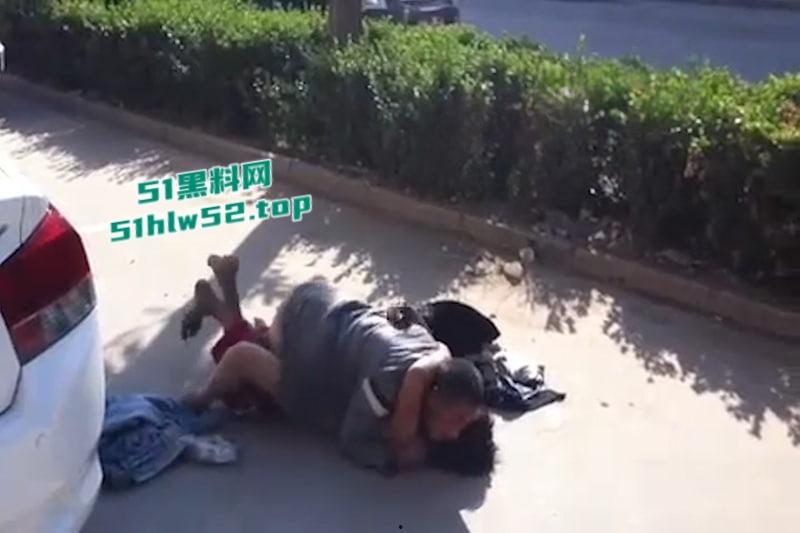 大爷大妈马路边激情做爱现场，围观群众怼脸拍摄，吓的大爷连忙起身提裤子，大妈全裸状态还一脸懵逼！-3