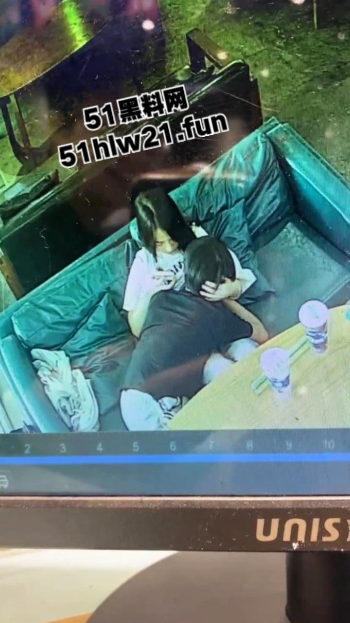 广西玉林仙尼奶茶店，偷拍同校高冷女神【孙晓慧】给校外给一男子口交，同学调出监控将其曝光。-8