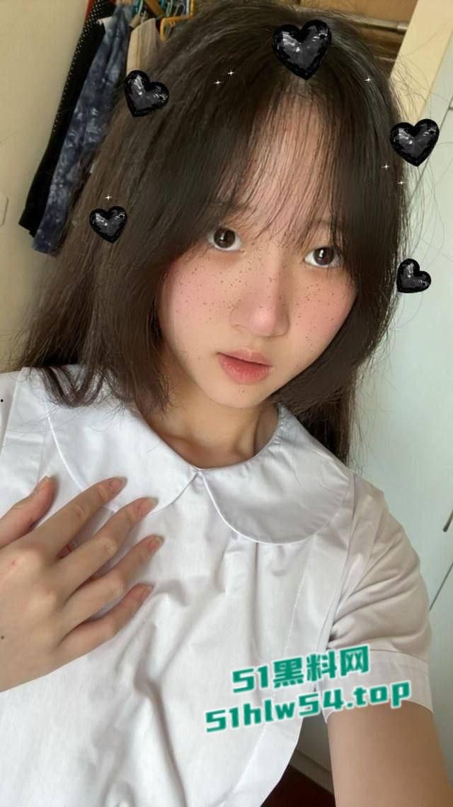 香港圣母书院高校学妹,初尝禁果首次做爱,胴体稚嫩满面享受,浑身散发青涩气息!-3