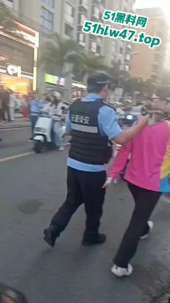 海南三亚金鸡岭路口惊现马路杀手,60岁大妈开货车撞飞一堆电驴和行人,现场十分凄惨混乱!-7