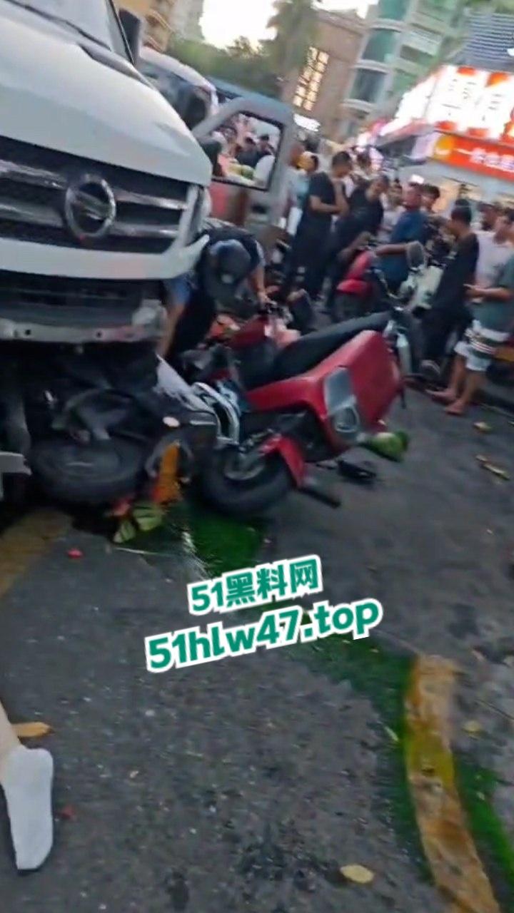 海南三亚金鸡岭路口惊现马路杀手,60岁大妈开货车撞飞一堆电驴和行人,现场十分凄惨混乱!-8