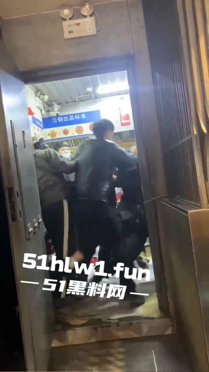 不顺心就干,能干绝不多逼逼,干就完事了快过年了,干完进去吃皇粮,管吃管住还不用操心年货!-4