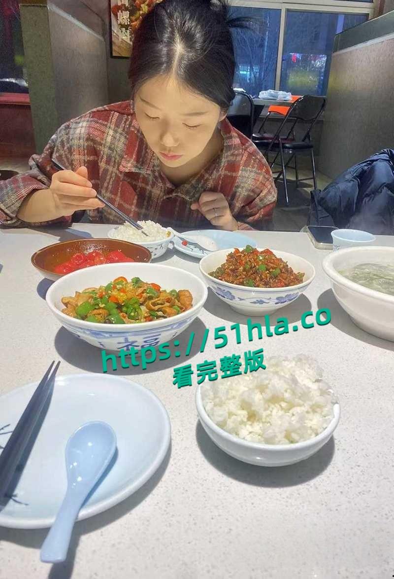 杭州清纯小仙女【张倩文】穿开档黑丝翘臀挨操,脸穴同框超级反差,稚嫩少女被男友调教成极品淫娃!-3