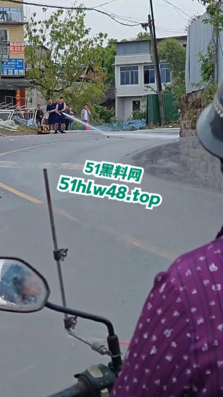 四川泸州男子拐弯超车不看路,未带头盔被重型大车压爆脑袋,当场惨变无头尸。-3