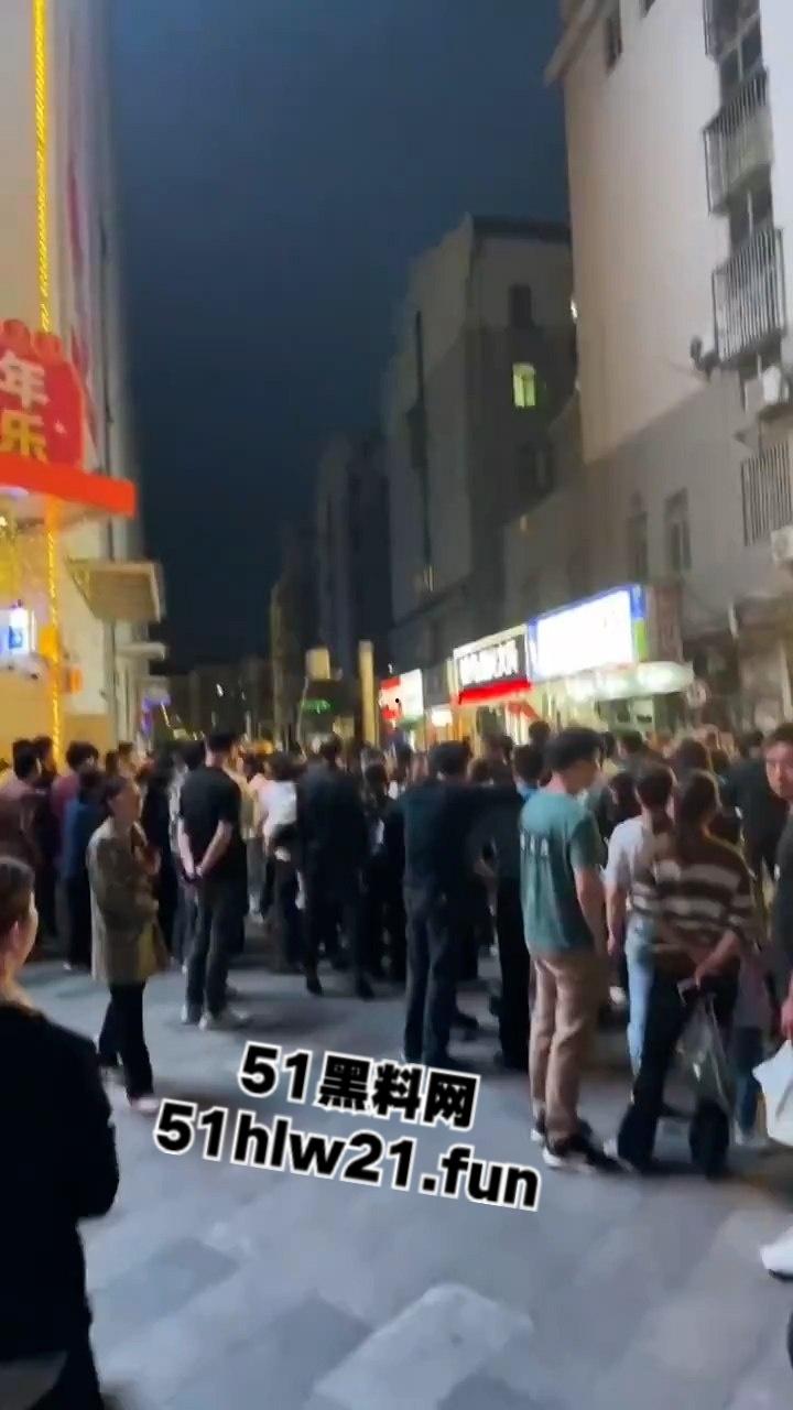 无码血腥慎入！安徽无为久久鸭鸭脖老板与人发生口角，被砍下脑袋当球踢，脑浆流泄一地。-1