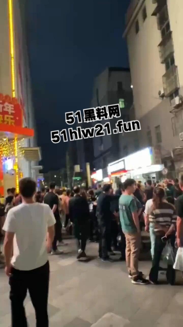 无码血腥慎入！安徽无为久久鸭鸭脖老板与人发生口角，被砍下脑袋当球踢，脑浆流泄一地。-5