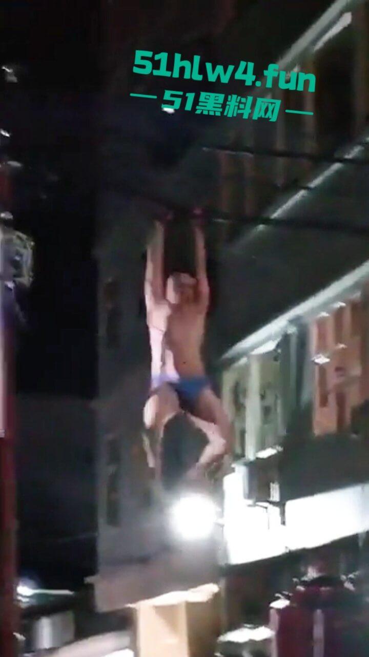 印尼一诈骗公司老板,通过理财诈骗方式骗取当地许多百姓钱财,被抓住后围追堵截,这身手真是了得啊。-6